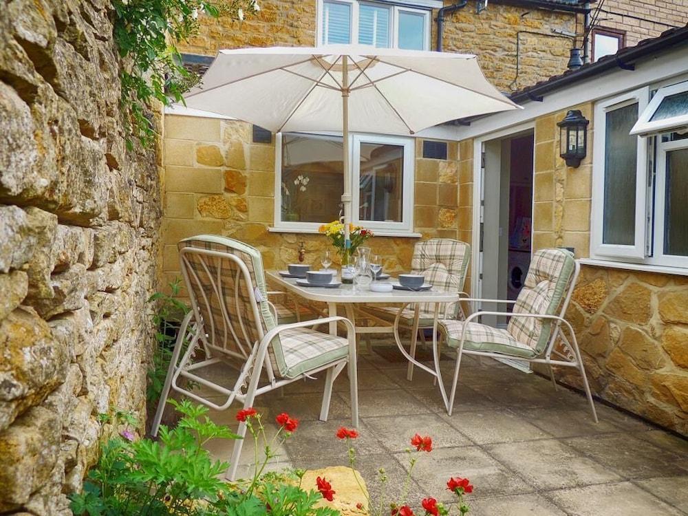 The Lansdowne Guest House Bourton-on-the-Water Zewnętrze zdjęcie The courtyard at The Old Post Office