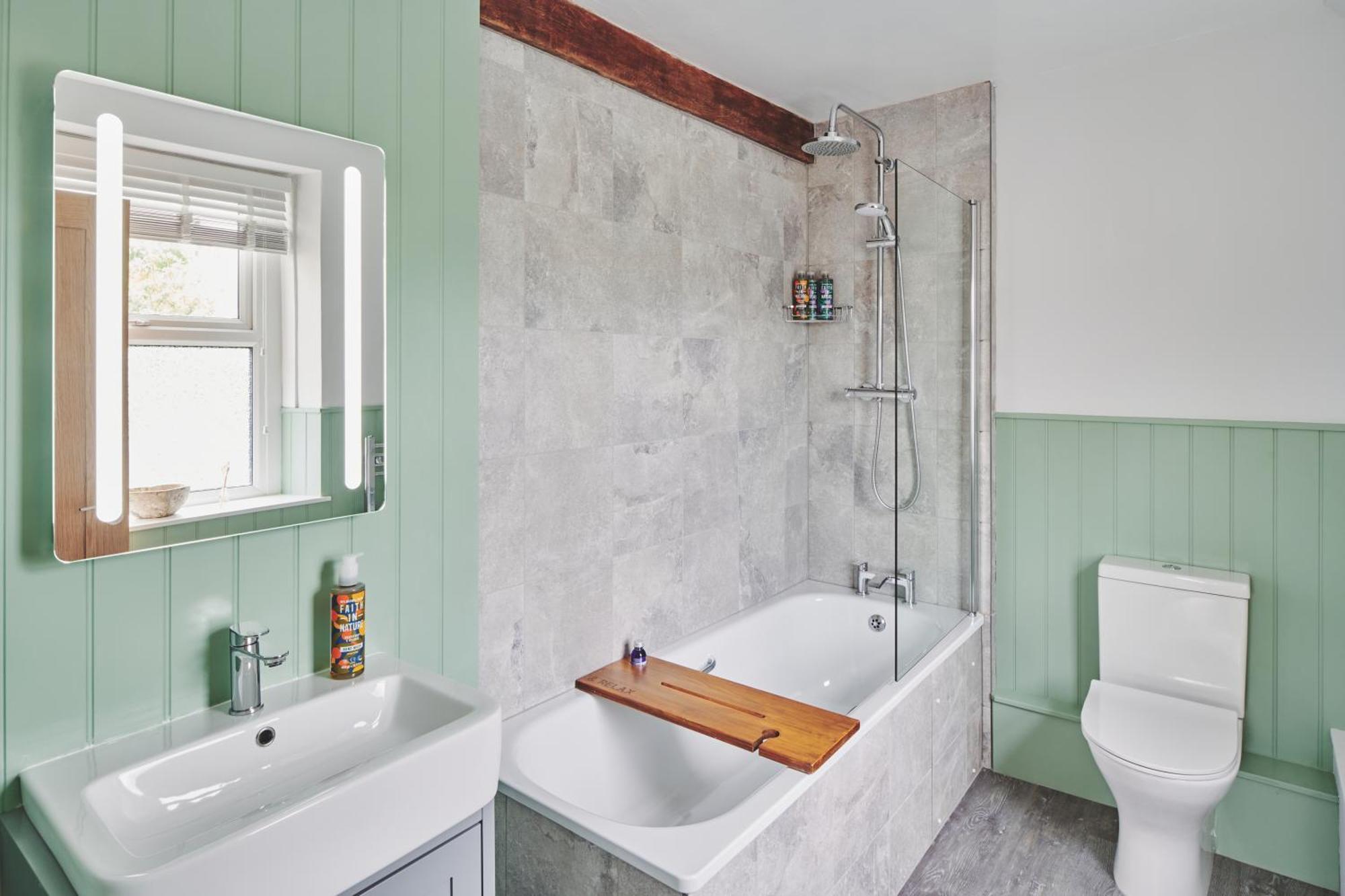 The Lansdowne Guest House Bourton-on-the-Water Zewnętrze zdjęcie Bathroom with shower over bath