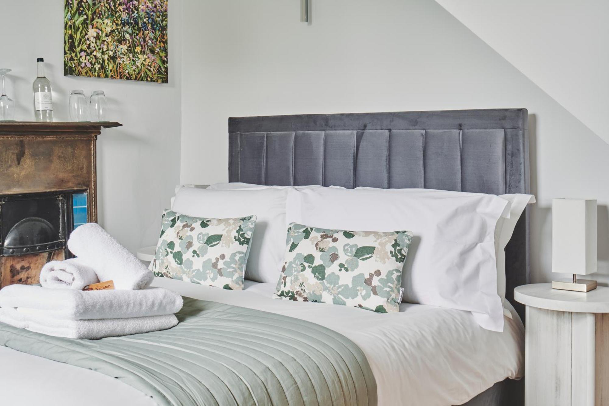 The Lansdowne Guest House Bourton-on-the-Water Zewnętrze zdjęcie A bed with a headboard