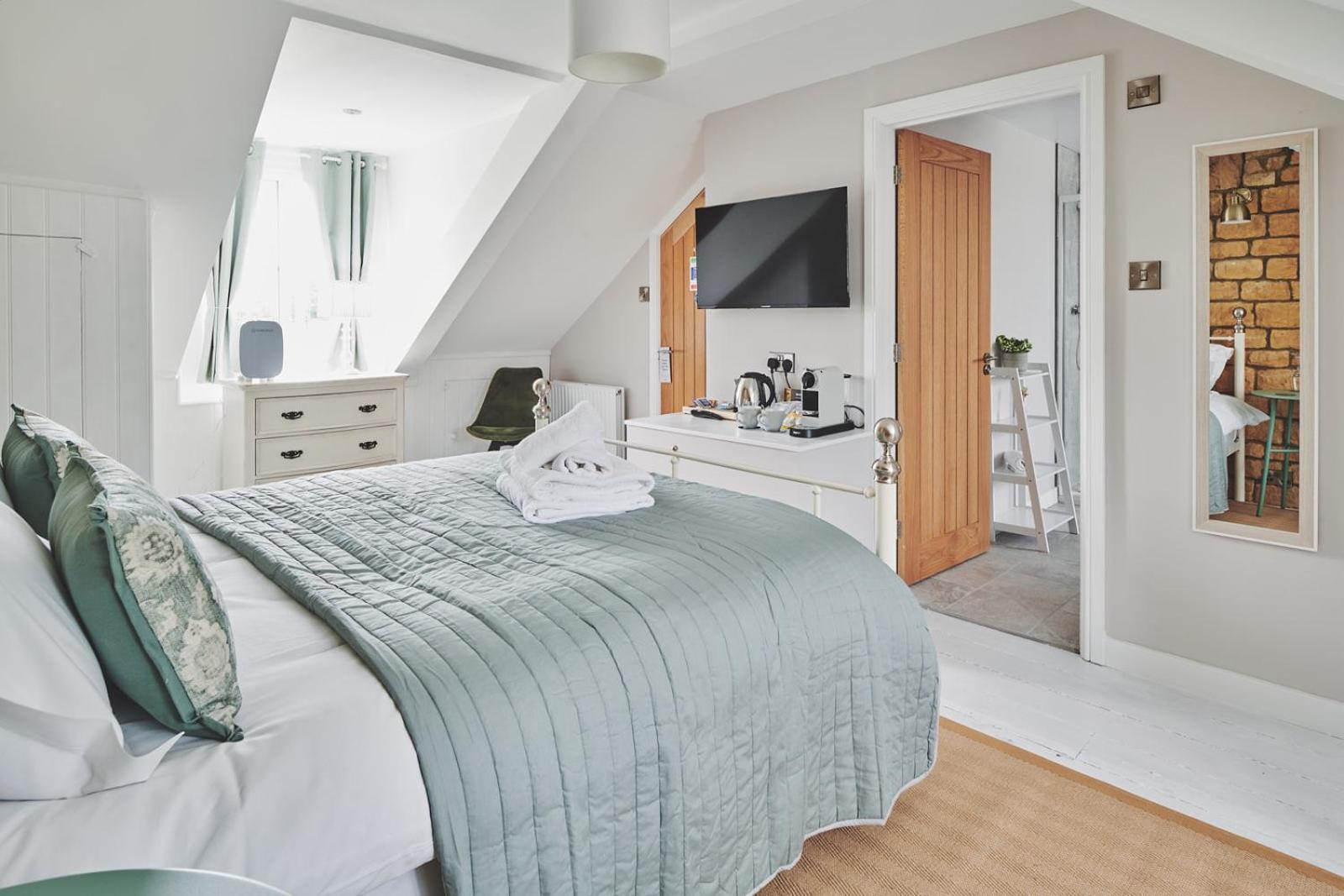 The Lansdowne Guest House Bourton-on-the-Water Zewnętrze zdjęcie A bedroom at The Old Mill