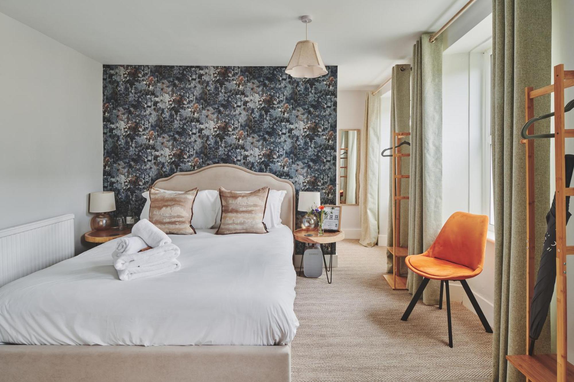 The Lansdowne Guest House Bourton-on-the-Water Zewnętrze zdjęcie A bedroom at The Swan