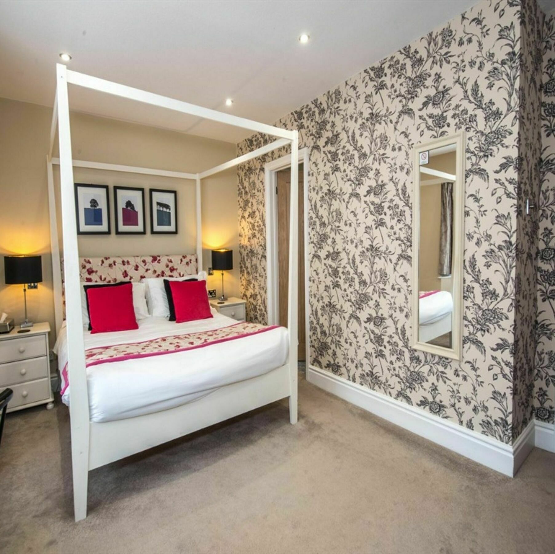 The Lansdowne Guest House Bourton-on-the-Water Zewnętrze zdjęcie A bedroom at The Swan Hotel