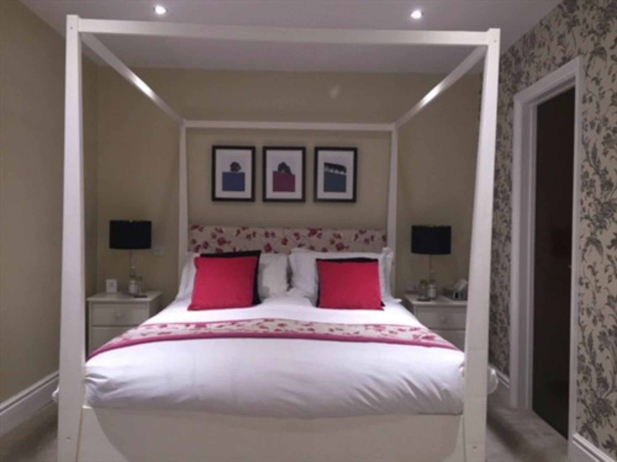 The Lansdowne Guest House Bourton-on-the-Water Zewnętrze zdjęcie A bedroom at the hotel